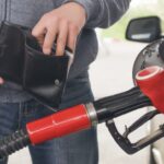 Lovitură la pompă: Prețul benzinei amenință pragul de 10 lei, iar scumpirile în lanț au efect pe termen lung