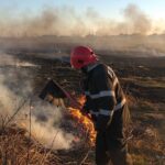 VÂLCEA. Flăcările au distrus peste 20 de hectare de vegetație uscată într-o singură zi