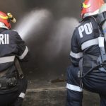 ACUM. Arde o casă din Cernișoara. Pompierii intervin de urgență