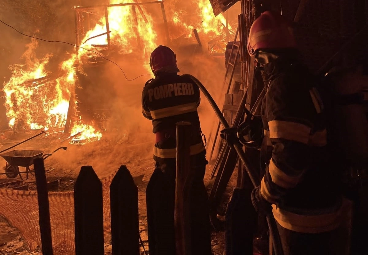 Incendiu generalizat într-o gospodărie din Runcu