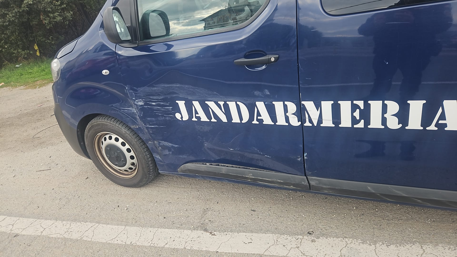 FOTO. Echipaj de jandarmi implicat într-un eveniment rutier la Râureni