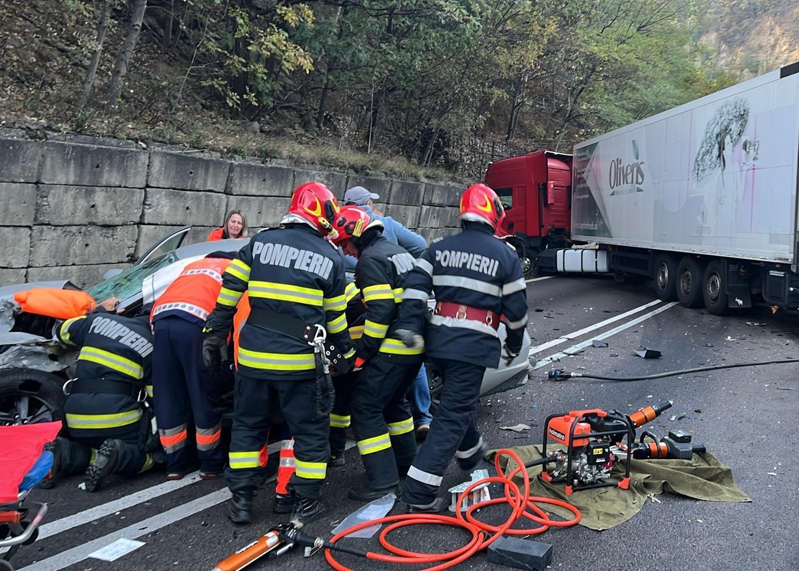 FOTO/UPDAT – ACCIDENT cu o victimă încarcerată pe VALEA OLTULUI