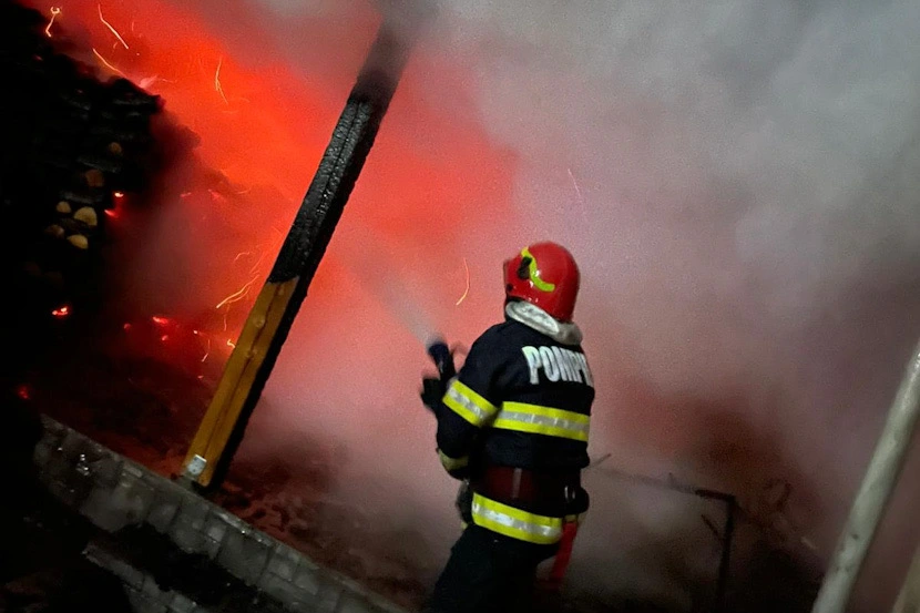 Incendiu casa Ramnicu Valcea noapte general