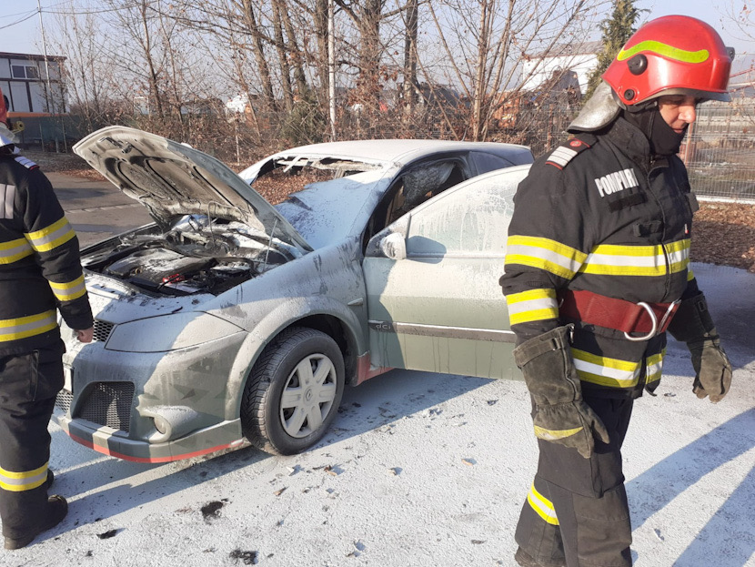 FOTO. O mașină a ars în curtea RAR Râmnicu Vâlcea