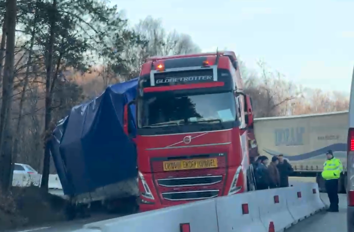 FOTO/VIDEO. Trafic blocat pe DN 7 – Dealul Negru: Camion în șanț pe sensul Râmnicu Vâlcea – Pitești