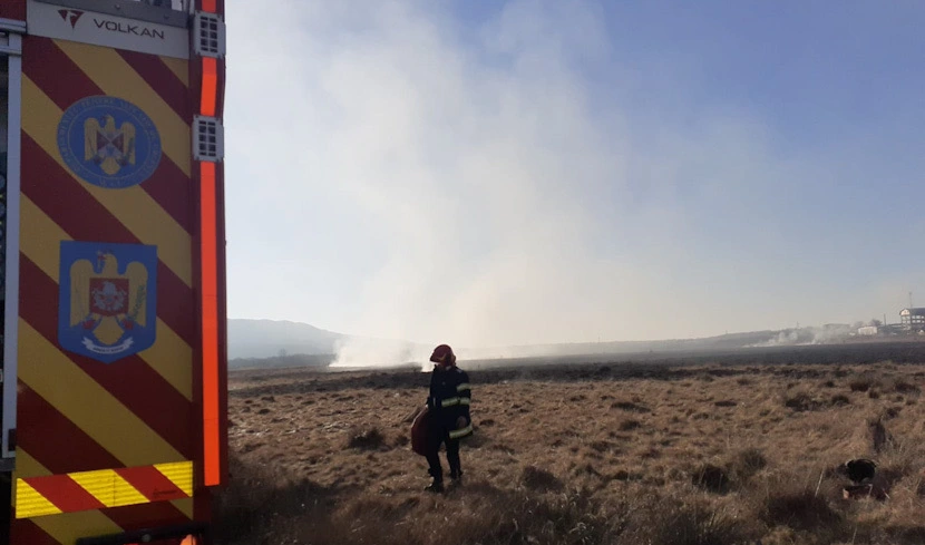 FOTO. Incendiu de vegetație uscată pe circa 6 hectare la Horezu