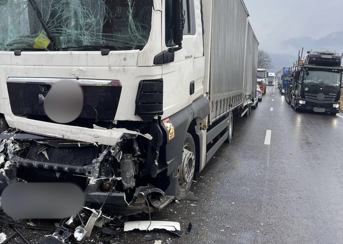 FOTO. Trafic blocat pe Valea Oltului din cauza unui eveniment rutier