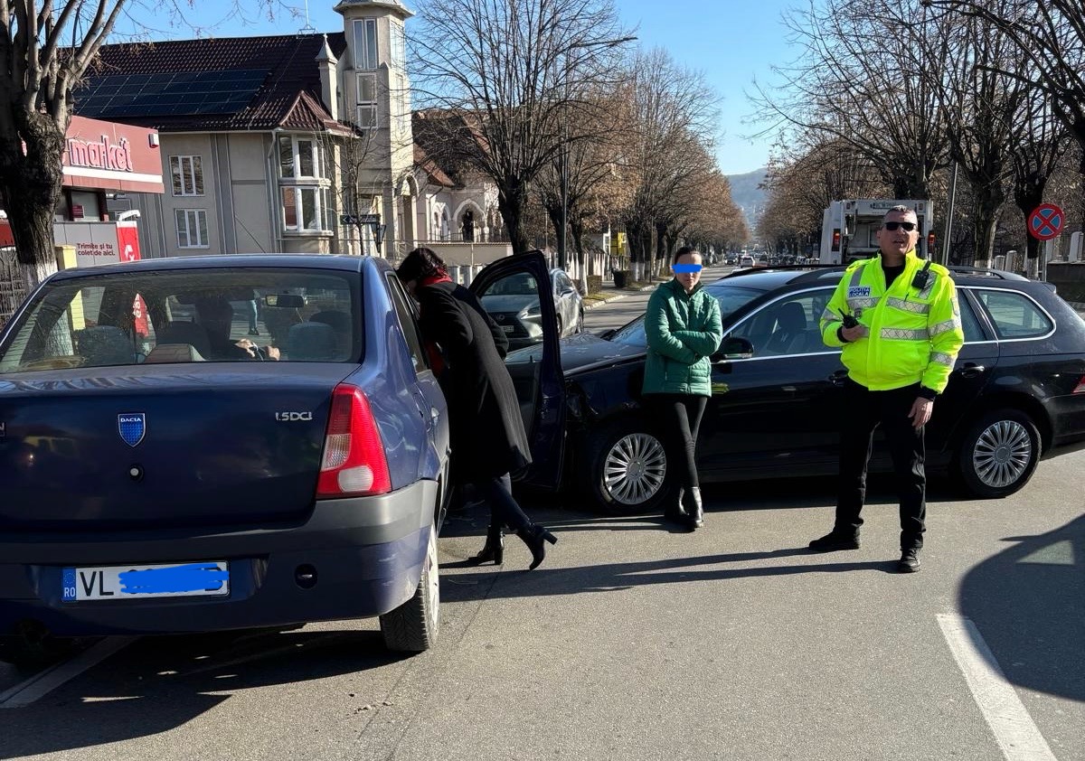 FOTO. ACCIDENT în zona Sălii Sporturilor Traian. Doi copii implicați, o persoană rănită