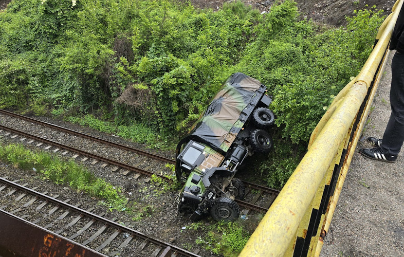 FOTO – Convoi militar implicat într-un ACCIDENT RUTIER pe VALEA OLTULUI