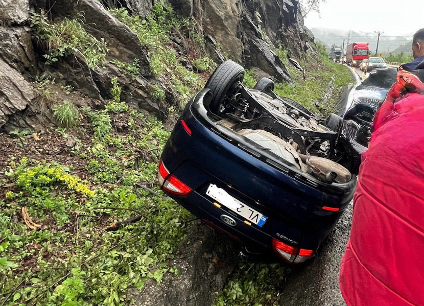 FOTO. Un nou ACCIDENT pe VALEA OLTULUI. Mașină răsturnată în șanț…