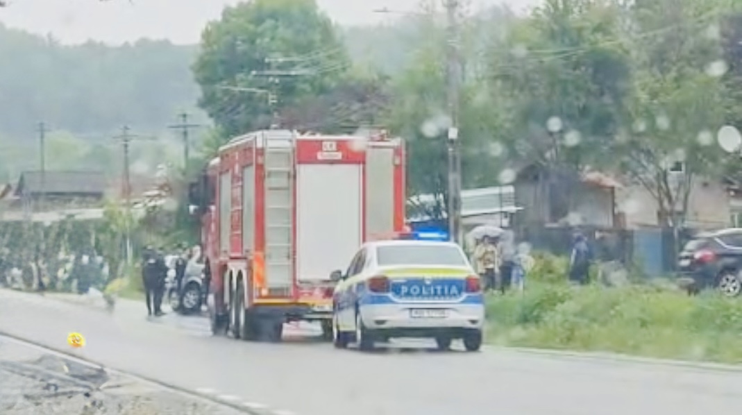 FOTO. ACCIDENT la ȘIRINEASA. Impact între două autovehicule
