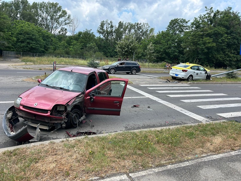 FOTO. ACCIDENT pe Bulevardul Dem Rădulescu din RÂMNICU VÂLCEA! O persoană rănită ușor