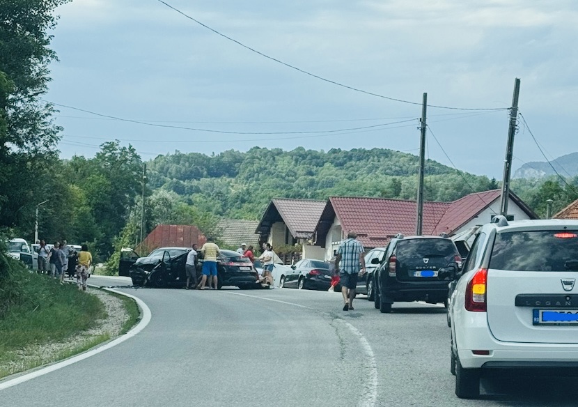 FOTO. ACCIDENT CUMPLIT pe DN 67, spre Horezu. Victime întinse pe carosabil