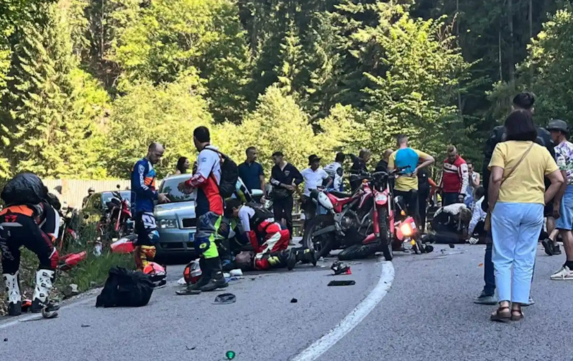 FOTO/UPDATE – ACCIDENT CUMPLIT pe TRANSALPINA: Trei motociclete implicate, două persoane în stop cardio-respirator. Intervine elicopterul SMURD