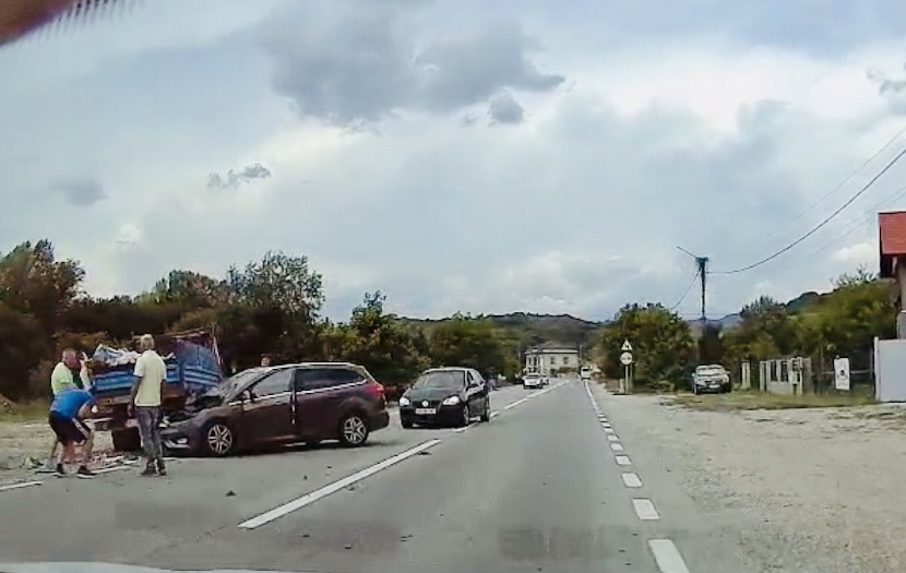 FOTO/VIDEO. ACCIDENT pe DN 67, la MIHĂEȘTI – O persoană primește îngrijiri medicale la fața locului