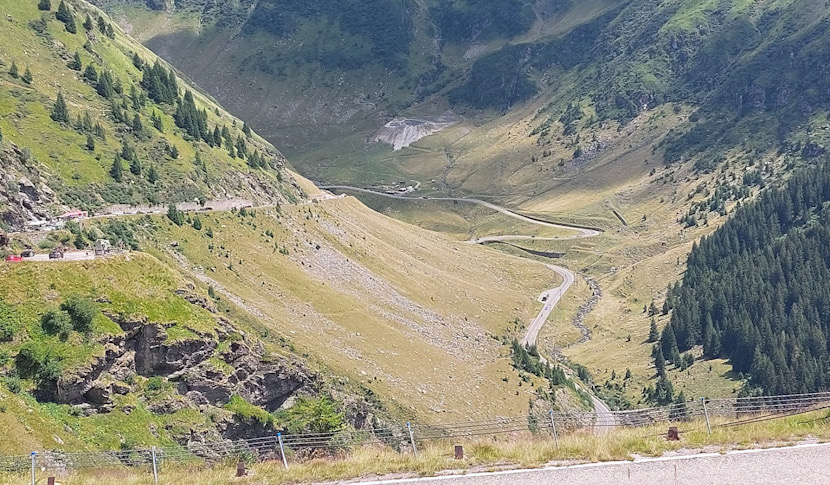 FOTO. Trafic intens pe Transfăgărășan: șoferii sunt sfătuiți să circule cu prudență