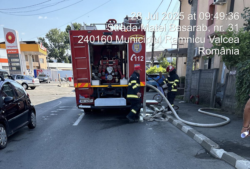 FOTO. Incendiu la o anexă din spatele unui service auto din Râmnicu Vâlcea. Traficul, afectat pe o bandă
