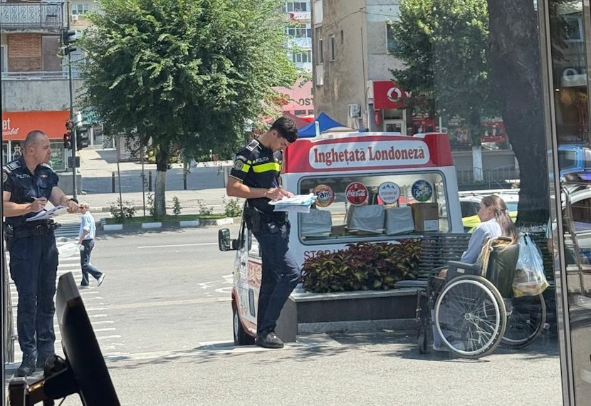 FOTO. O tânără în scaun cu rotile, sancționată pentru cerșetorie în Râmnicu Vâlcea. Reacția IPJ Vâlcea