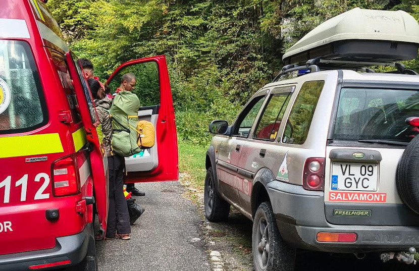 Turist belgian rănit grav la Cascada Moara Dracilor, salvat de echipele Salvamont