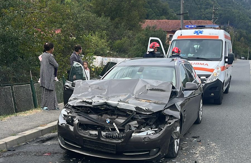 FOTO. ACCIDENT pe DN 7 – Valea Oltului. Trafic îngreunat după o coliziune între o mașină și o autoutilitară cu lemne