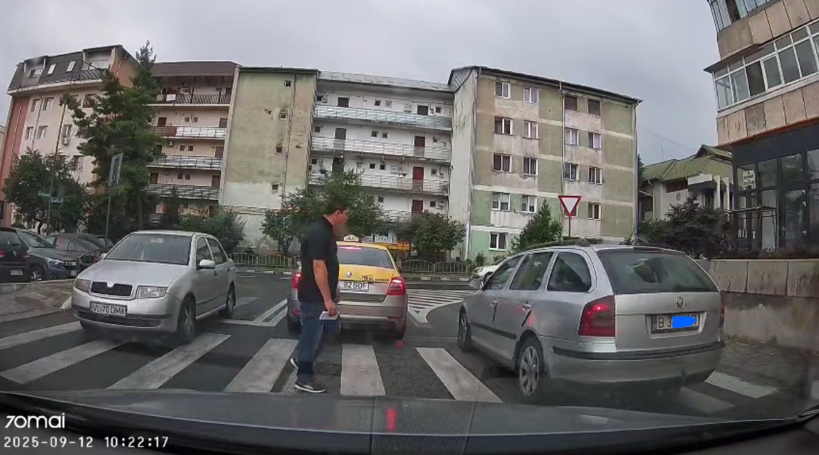 VIDEO/RÂMNIC. Pieton la un pas de a fi lovit pe trecere, certat și înjurat de șoferul vinovat