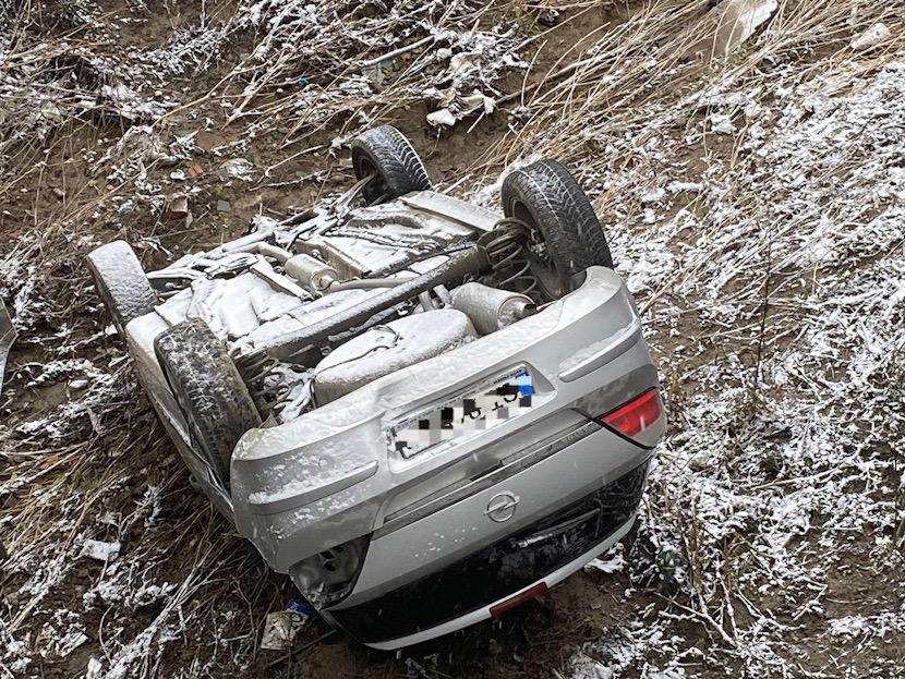 FOTO/VÂLCEA – În ajunul Crăciunului, rupt de beat, un șofer s-a răsturnat cu mașina