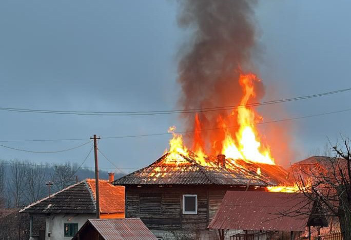 FOTO: Casă cuprinsă de flăcări în Bărbătești. Pompierii vâlceni intervin