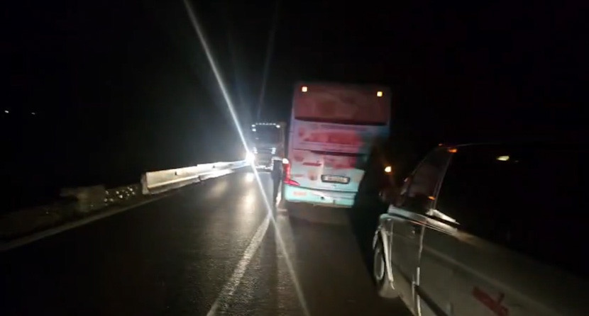 FOTO/VIDEO – Trafic dat peste cap pe Valea Oltului, după ce un autocar s-a defectat în mers