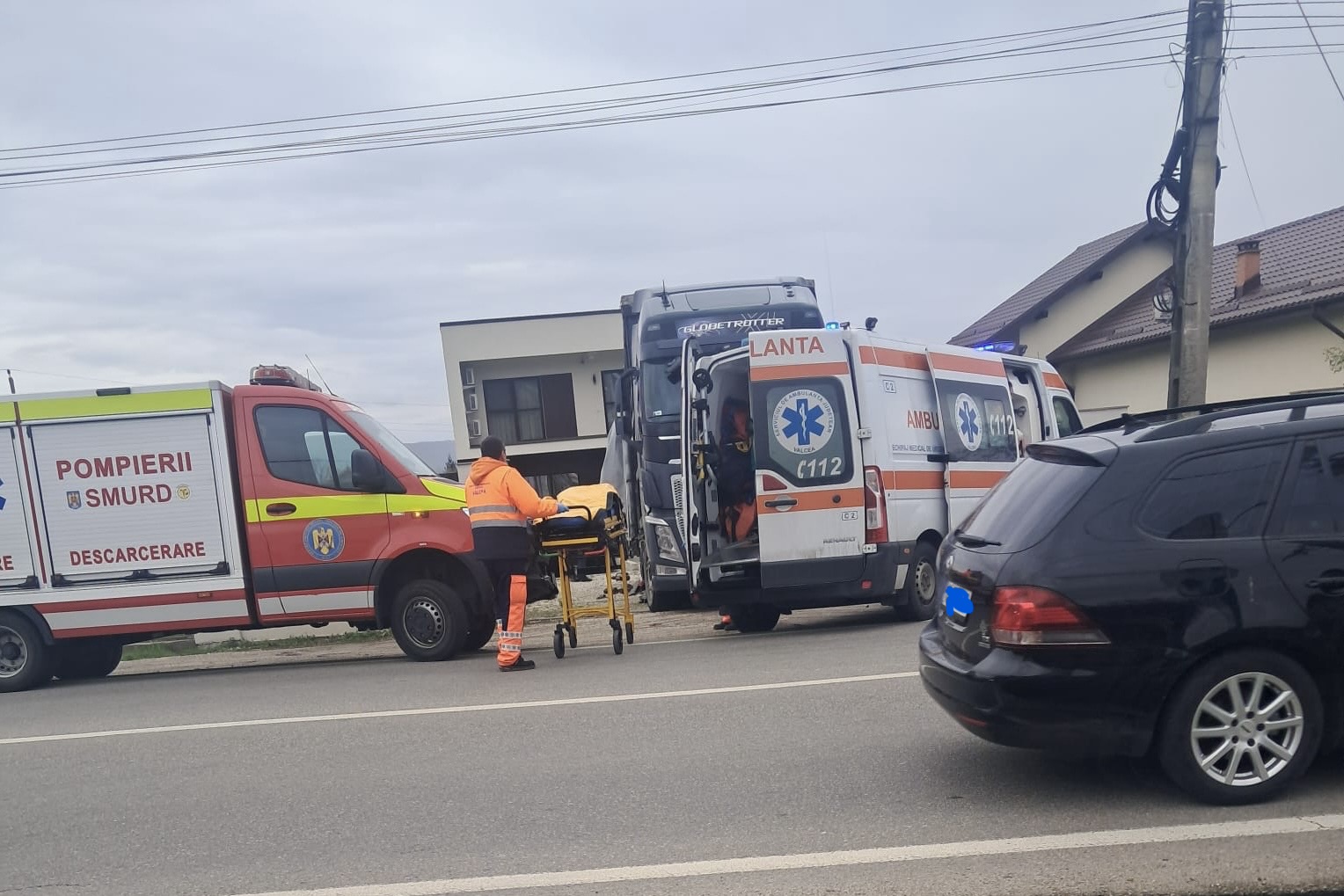 FOTO – Motostivuitor răsturnat peste un angajat, în Râmnicu Vâlcea. Poliția a deschis dosar penal