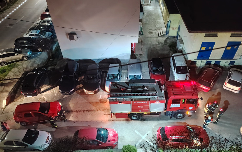 FOTO. Miros suspect de gaze într-un bloc din cartierul Traian