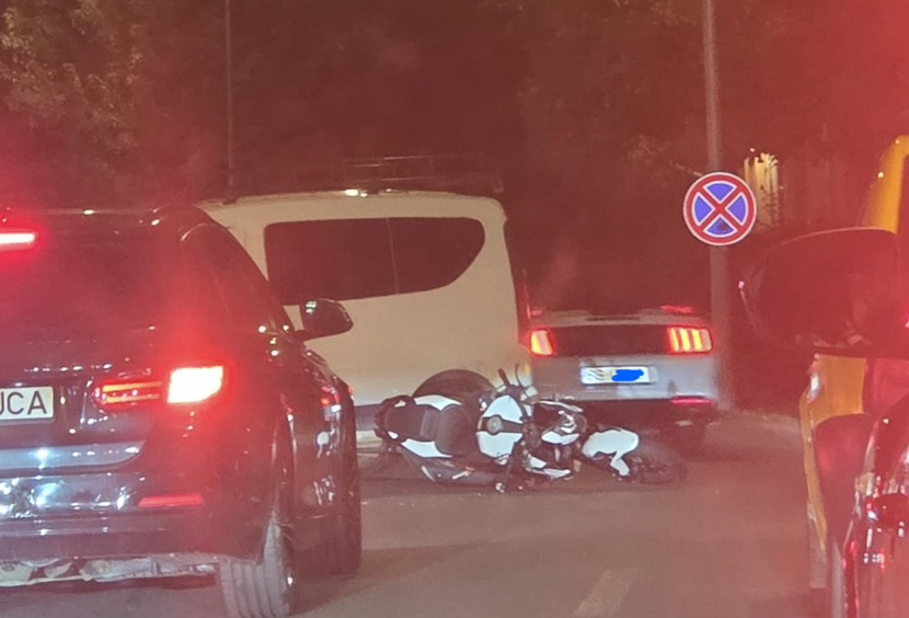 FOTO: Șofer din VÂLCEA, implicat într-un ACCIDENT la Sibiu. Impact între mașină și motocicletă