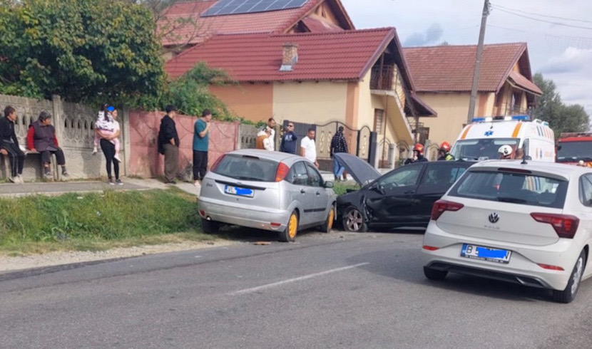 FOTO | Accident rutier la Șirineasa. Două autoturisme implicate, un șofer transportat la spital