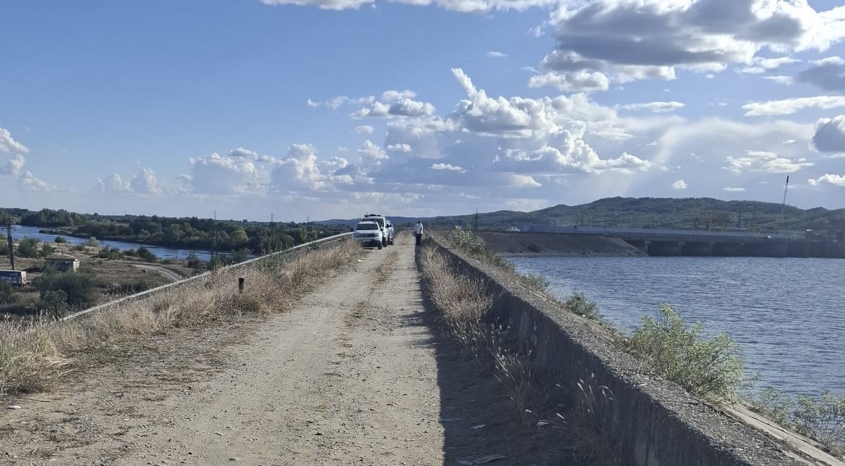 FOTO – DESCOPERIRE ȘOCANTĂ. Valiză cu trupul unei tinere, scoasă din râul Olt la Ionești. Poliția încearcă să afle cine este victima
