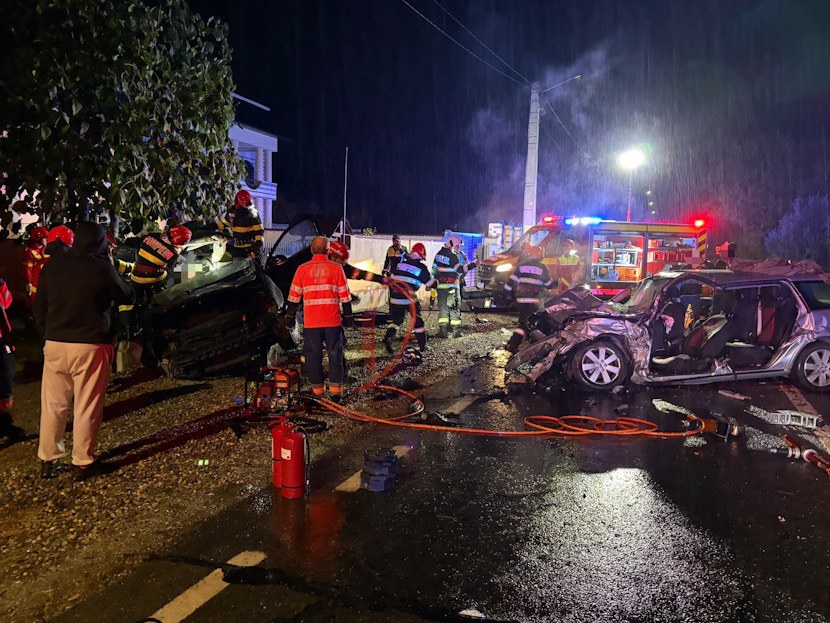 FOTO/UPDATE: ACCIDENT CUMPLIT la MIHĂEȘTI. Persoane încarcerate, inconștiente… Se intervine de urgență