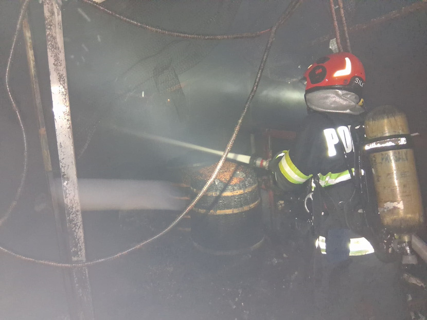 FOTO – Intervenție noaptea trecută a pompierilor la Râureni. O gospodărie a luat foc…